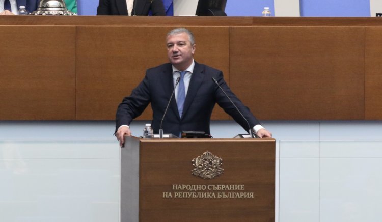 Асен Василев порозовя от срам след този коментар на Драго Стойнев от парламентарната трибуна