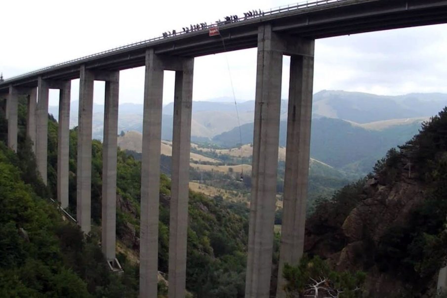 ДРАМА! Младеж се самоуби със скок от моста край Клисура