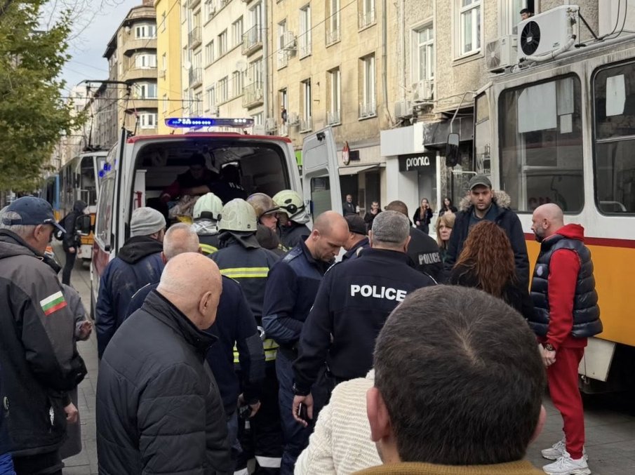 ОТ ПОСЛЕДНИТЕ МИНУТИ: Трамвай блъсна момиче в центъра на София (ВИДЕО/СНИМКИ)