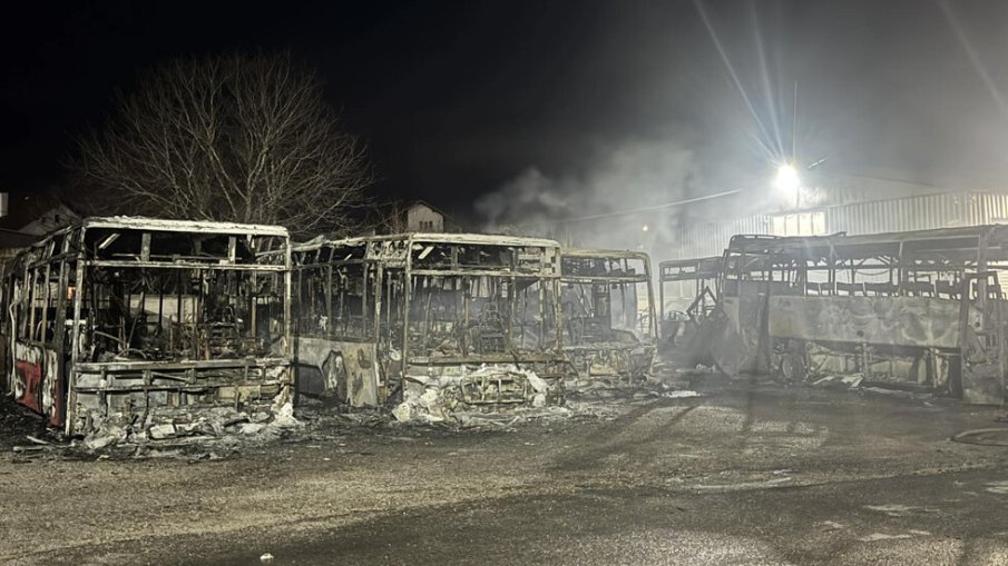 ОГНЕНА СТИХИЯ: Голям пожар изпепели автобуси и коли в Костинброд