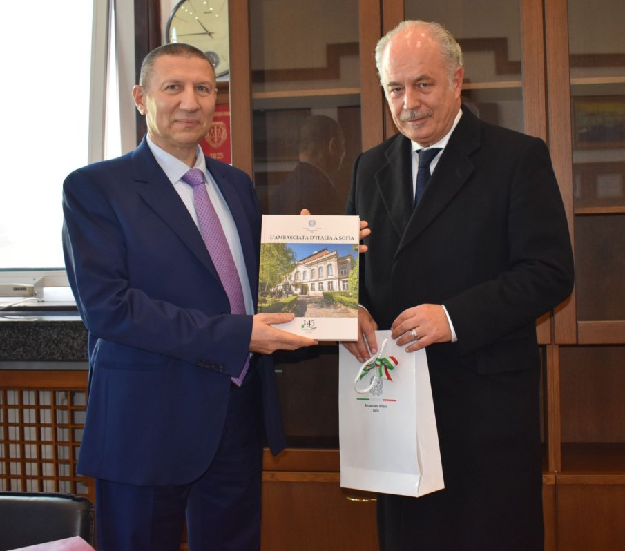 И.ф. главен прокурор Борислав Сарафов проведе работна среща с посланика на Италия Марчело Апичела (СНИМКИ)