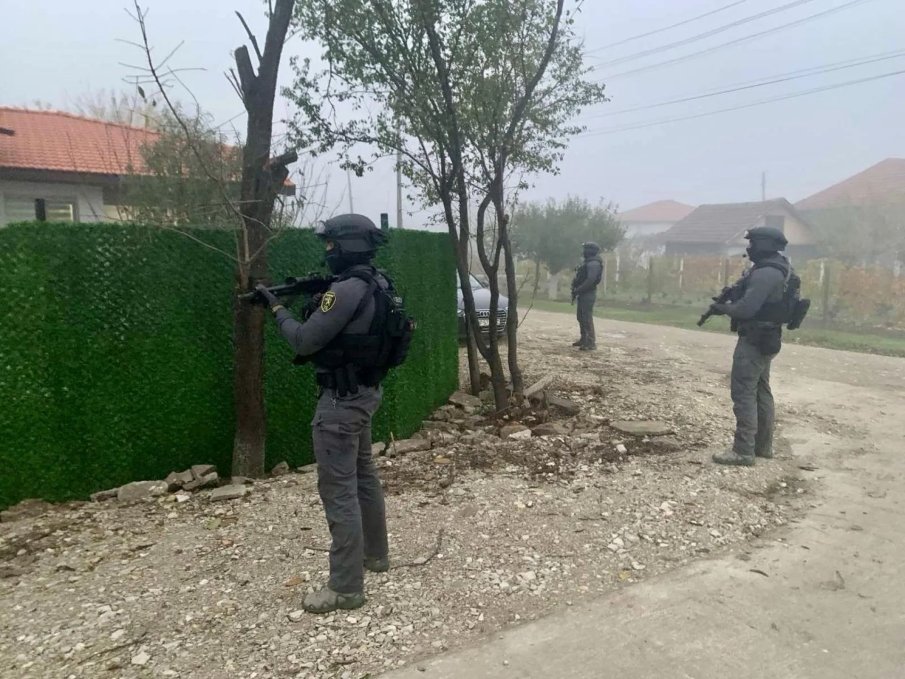 Разбиха престъпна група във Враца, разпространявала наркотици чрез куриери в цялата страна (СНИМКИ)