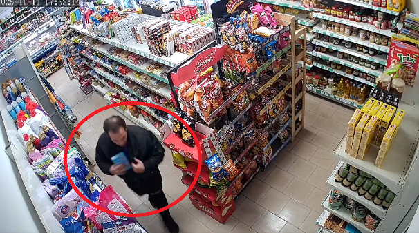 ПОЗНАВАТЕ ЛИ ГО? Този мъж си напазарува от магазин във Враца и „забрави“ да плати (ВИДЕО)