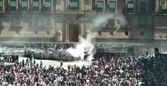 Протестиращи щурмуваха националния дворец с искане на оставката на президента, над 100 полицаи са ранени