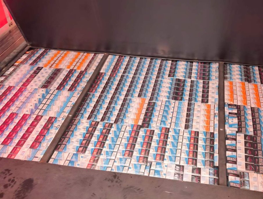 Пратка с хиляди нелегални цигари задържаха митничарите на Златарево (СНИМКИ)