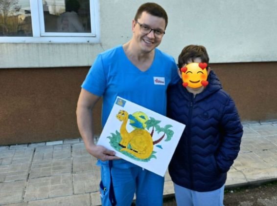 Момче и майка му дариха доктор от Пирогов с картина