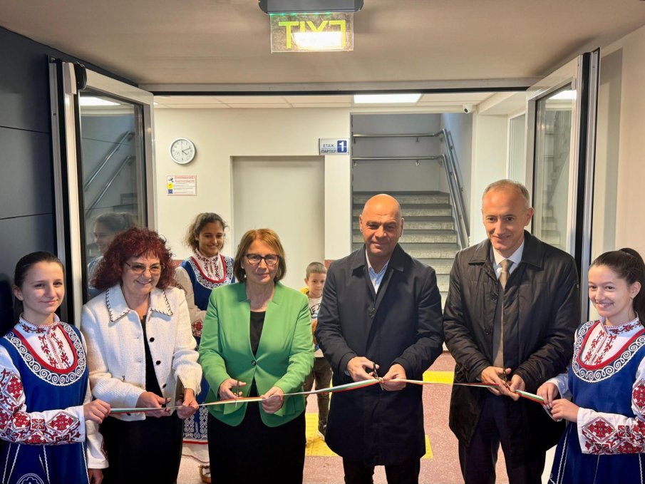 Министър Вълчев откри изцяло обновено ученическо общежитие