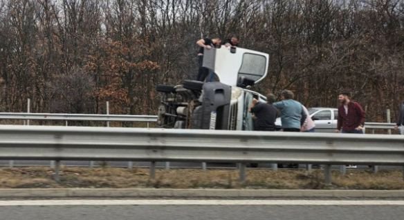 Бус се обърна на Тракия