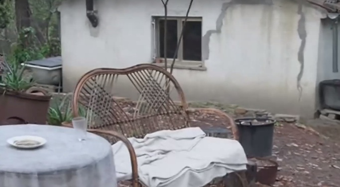 ОТКЪСНАТИ ОТ СВЕТА: Отнеха децата на италианци, живяли с години в изоставена горска постройка