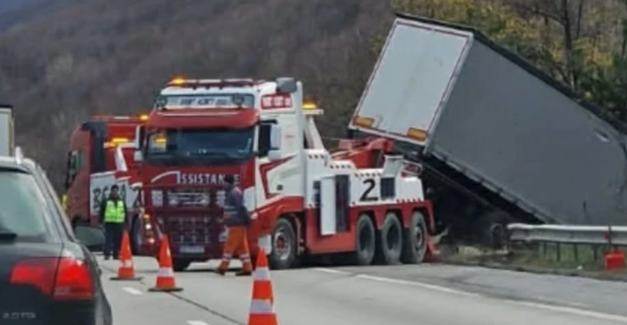 Тир се разби в мантинела на аутобана при тунелите към Бургас