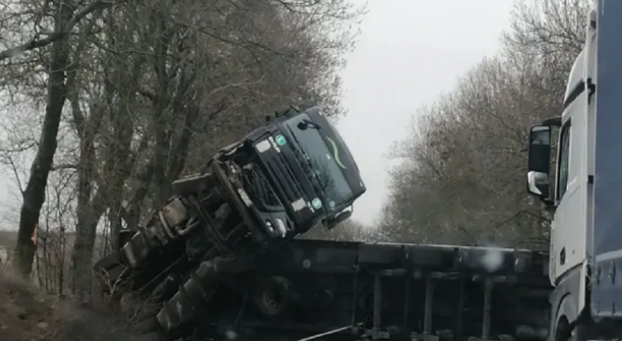 Катастрофа с два камиона затвори Е-79 край Димово