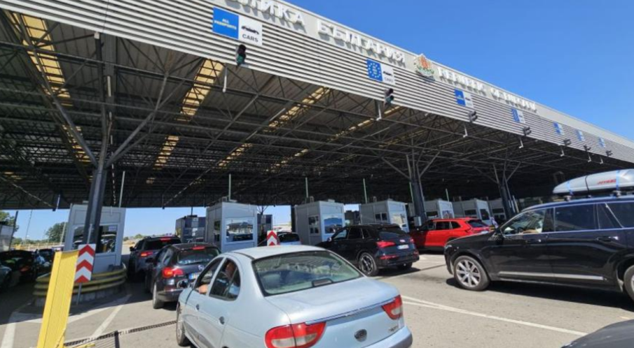 Задържаха хиляди фалшиви парфюми и безакцизни цигари на „Капитан Андреево“