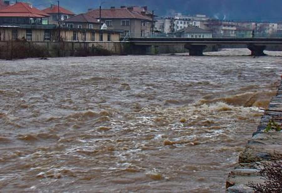 Река Язо преля от коритото си, заплашва да наводни Разлог