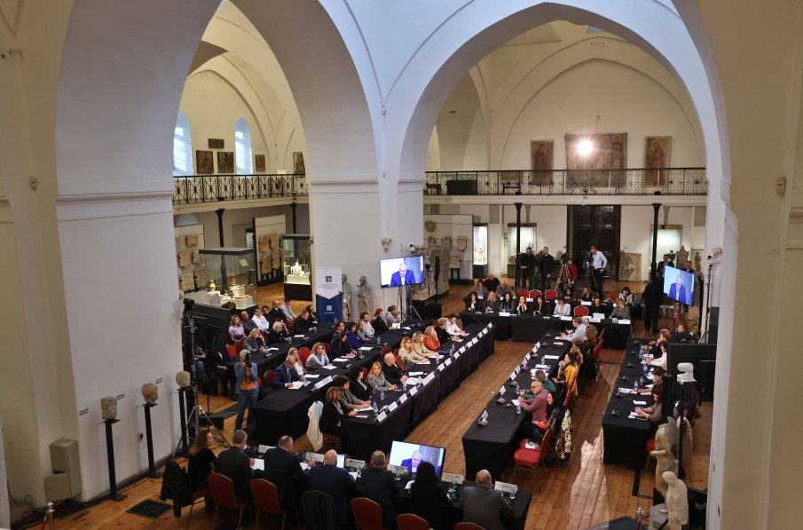 Тръгна дискусия как да се ограничи вредното онлайн влияние върху децата