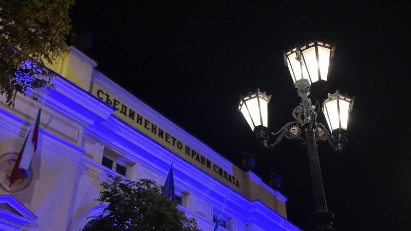 Историческата сграда на парламента грейна в синьо срещу насилието над деца