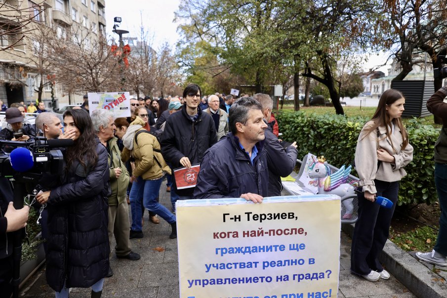 АЛО, КМЕТЧЕТО! Нов протест срещу разширяването на синята и зелена зони (СНИМКИ)
