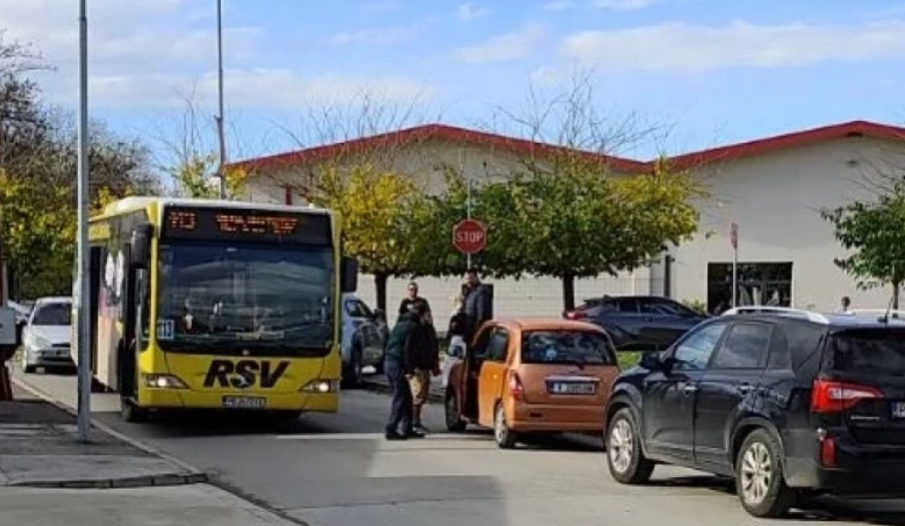 Кола и автобус се помляха в краен пловдивски квартал