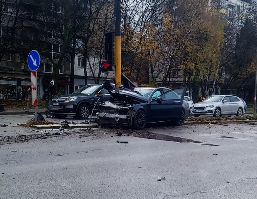 19-годишен шофьор предизвика зрелищна катастрофа на столичен булевард (СНИМКИ/ВИДЕО)