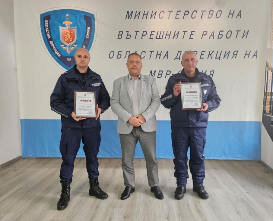 Наградиха огнеборци, спасявали автобуси при пожар