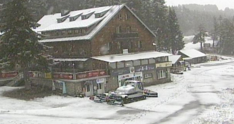 БЯЛА ИЗНЕНАДА: Сняг заваля на Витоша (СНИМКИ)