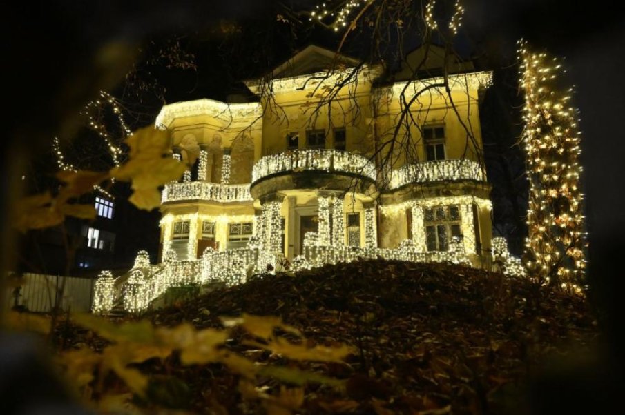 КОЛЕДНА МАГИЯ: Къщата с ягодите грейна предпразнично (СНИМКИ)