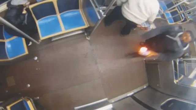Мъж поля с бензин и запали жена в метрото в Чикаго, искал да я убие