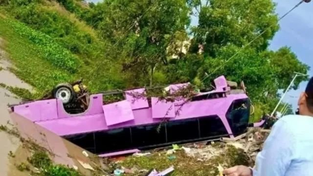 16 души загинаха, след като автобус падна от мост (ВИДЕО)