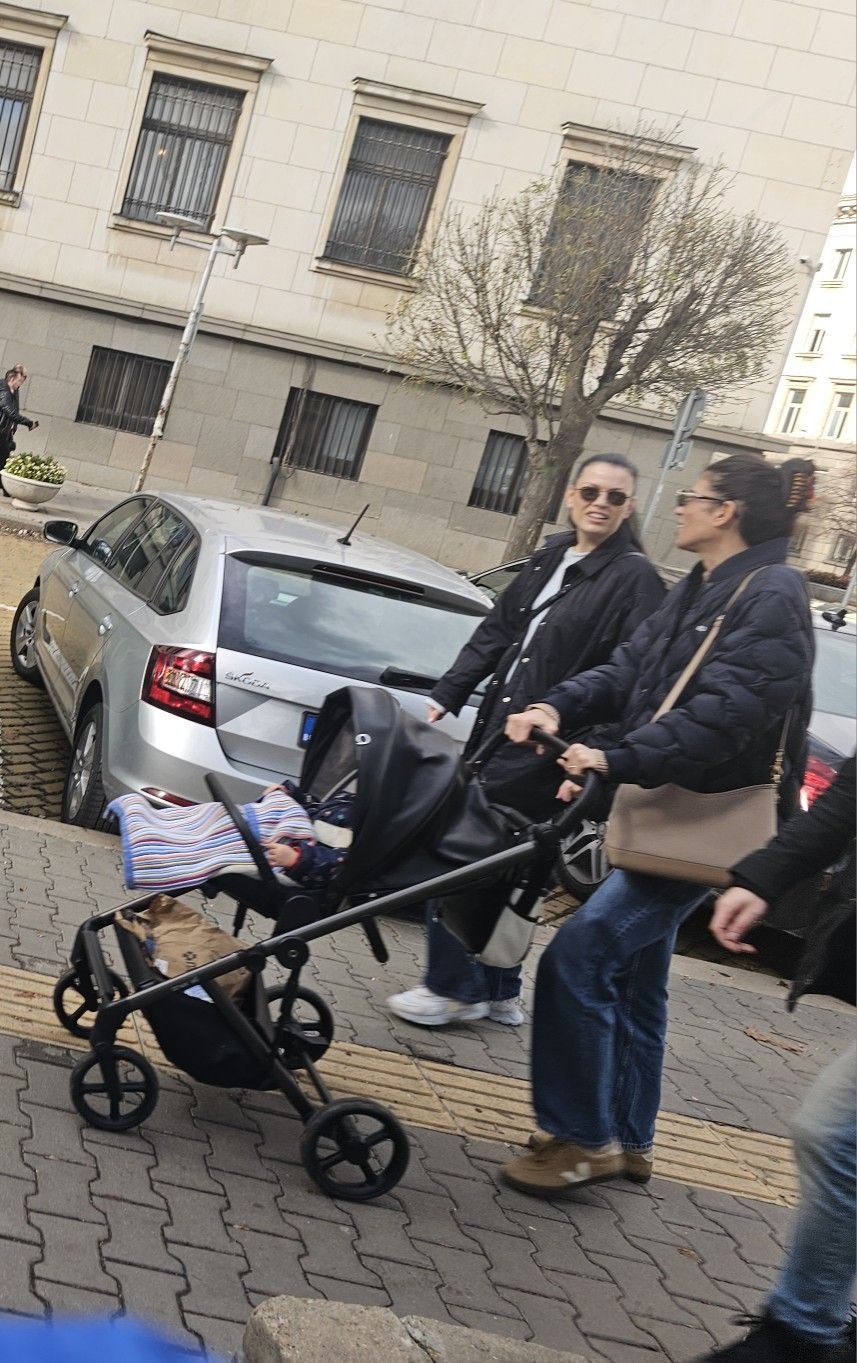 САМО В ПИК: Ралица Паскалева на среща с Толева - заведоха бебето на Андрей на луксозно кафе (ПАПАРАШКИ СНИМКИ)