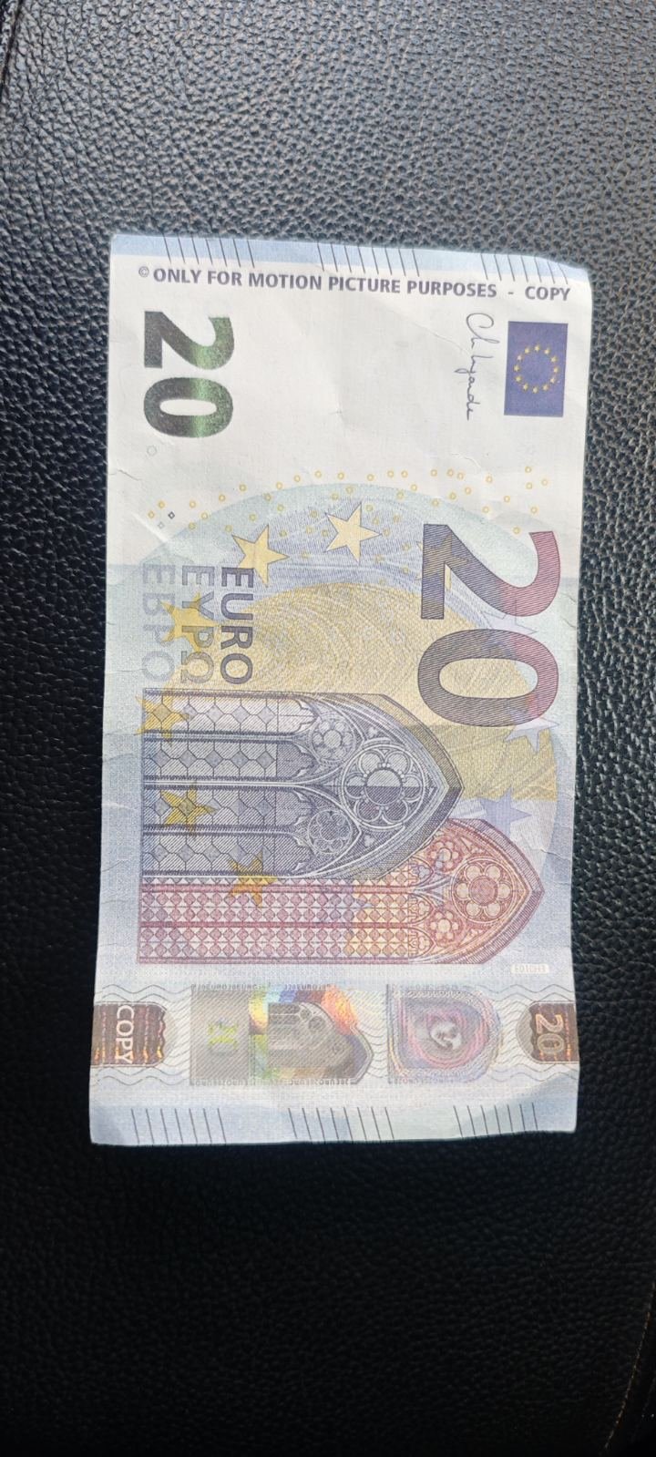 Задържаха пласьор на фалшиво евро в купюри с номинал 20