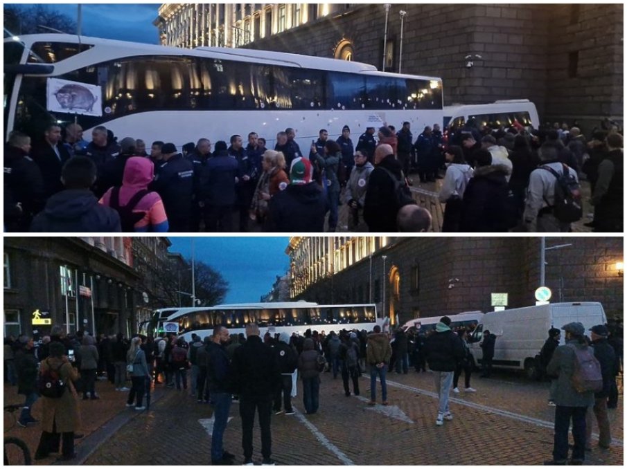ПРОВОКАЦИЯ! Нарочно ли НСО-то, командвано от Радев, вкара белия си автобус в окото на протеста