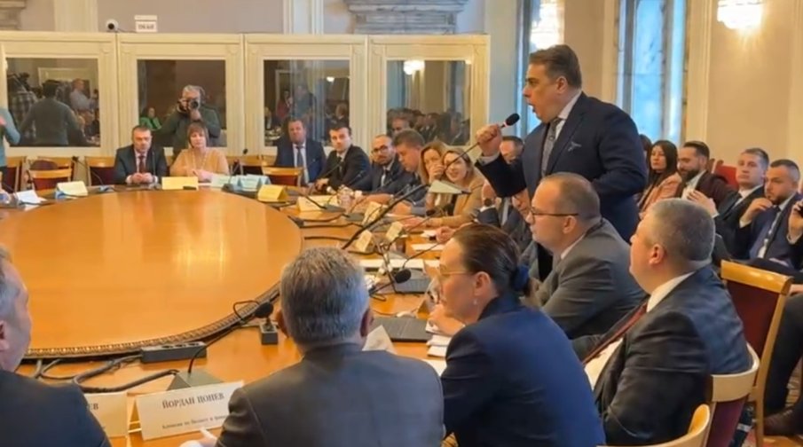 МРЕЖАТА ГЪРМИ за подивелия Асен Василев: Това не е поведение на бивш финансов министър, а на пациент, който е пропуснал сутрешната си доза антипсихотици и е изгубил връзка с реалността