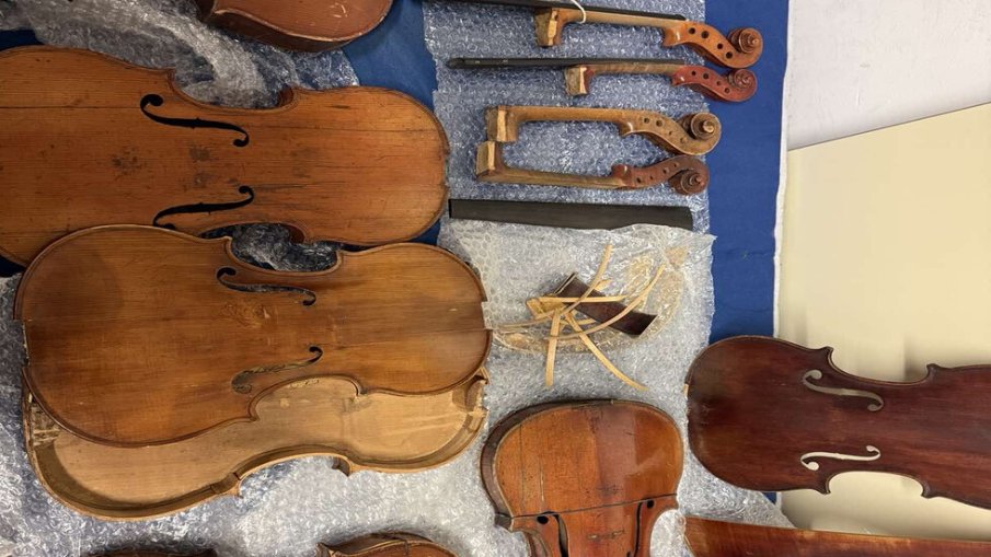 Хванаха контрабандни цигулки на летището в София