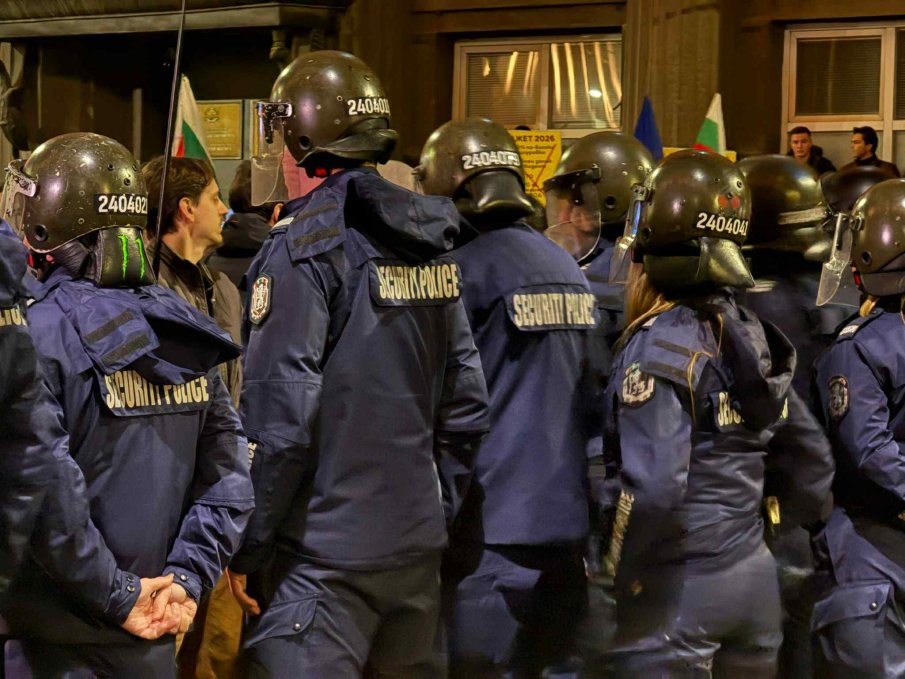 Двама полицаи са ранени от БЕЗЧИНСТВАЩИТЕ ХОРА НА КОКОРЧО в центъра на София