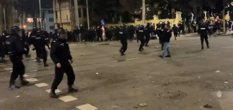 Погромът на ПП - потрошени коли, горящи контейнери, като след война, Киро зове за нов метеж (СНИМКИ)