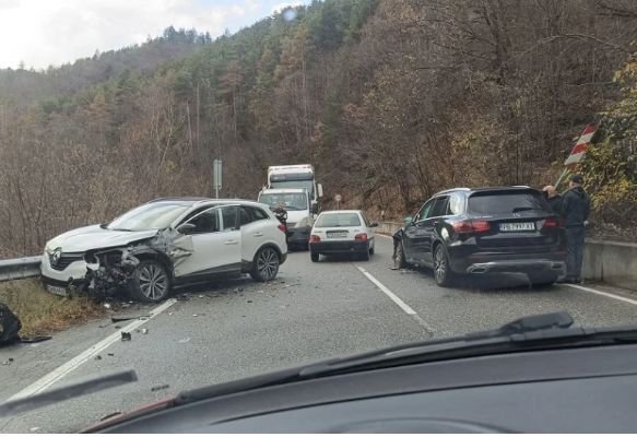 Временно е ограничено движението по пътя Хвойна – Нареченски бани заради катастрофа