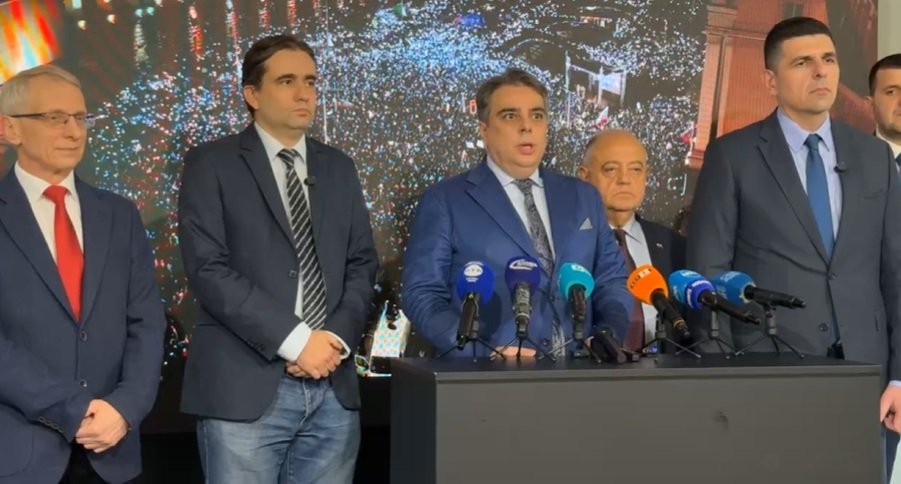 ПАДЕНИЕ! Лидерите на ППДБ замазват скандала с безредиците - плащат властта с вот на недоверие! Ген. Атанасов: На Радев му е тясно президентството - да реши какво ще прави