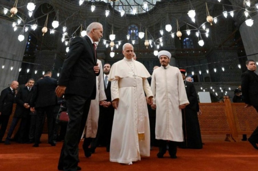 Папа Лъв XIV, се събу, но не се помоли в Синята джамия в Истанбул (СНИМКИ)