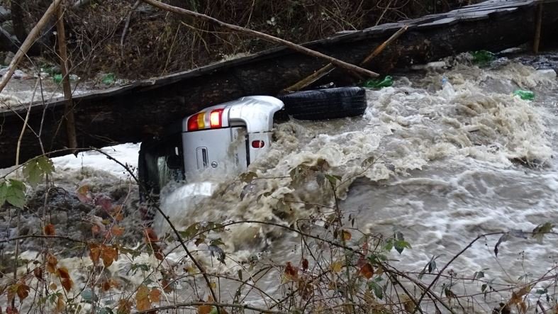 Джип катастрофира в река Искър, има жертва