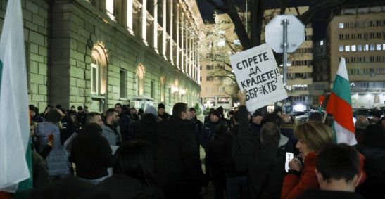 Привиканите от Асен Василев протестиращи предизвикват БЕЗРЕДИЦИ В ЦЕНТЪРА НА СОФИЯ - замерят с бутилки и бомбички полицаите