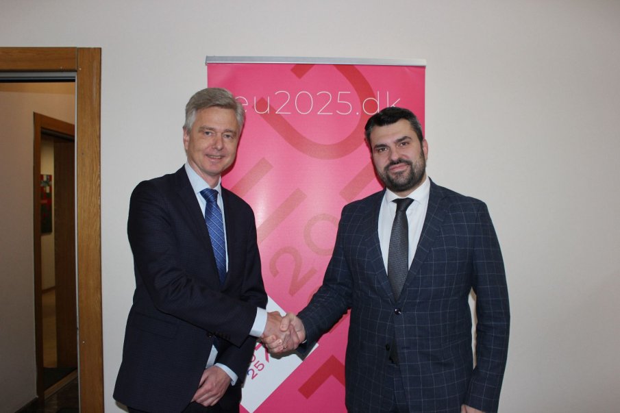 Министър Георг Георгиев се срещна с посланиците на държавите-членки на ЕС в София (СНИМКИ)