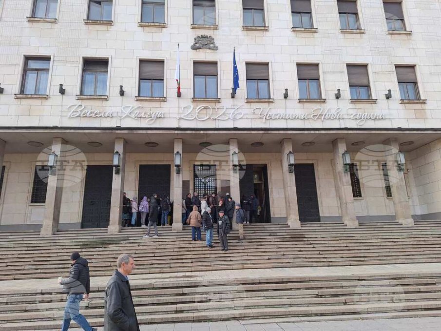 БНБ отваря касите си извънредно за продажба на стартовите комплекти с евромонети