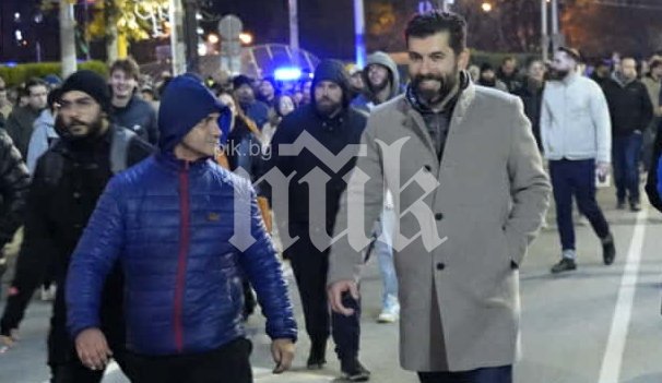 МЪЛНИЯ В ПИК! Вижте как Кирил Петков поведе метежите рамо до рамо с виден ултрас (СНИМКИ)