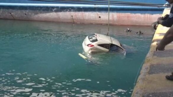 Автомобил падна в морето в гръцкото пристанище Пирея