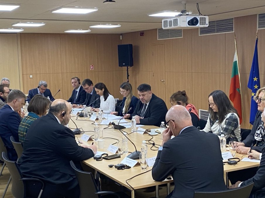 Вицепремиерът Атанас Зафиров и евродепутатът Цветелина Пенкова се срещнаха с посланиците на ЕС у нас