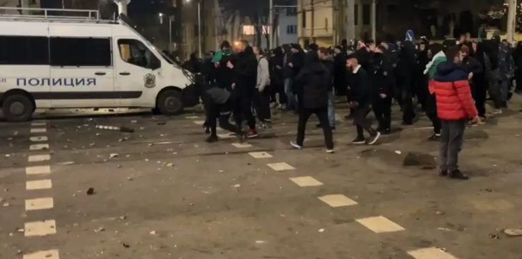 ГОРЕЩО В ПИК TV! СДВР потвърди - синът на олигарха Атанас Бобоков арестуван след метежите, запалил кофа за боклук (ВИДЕО/ОБНОВЕНА)