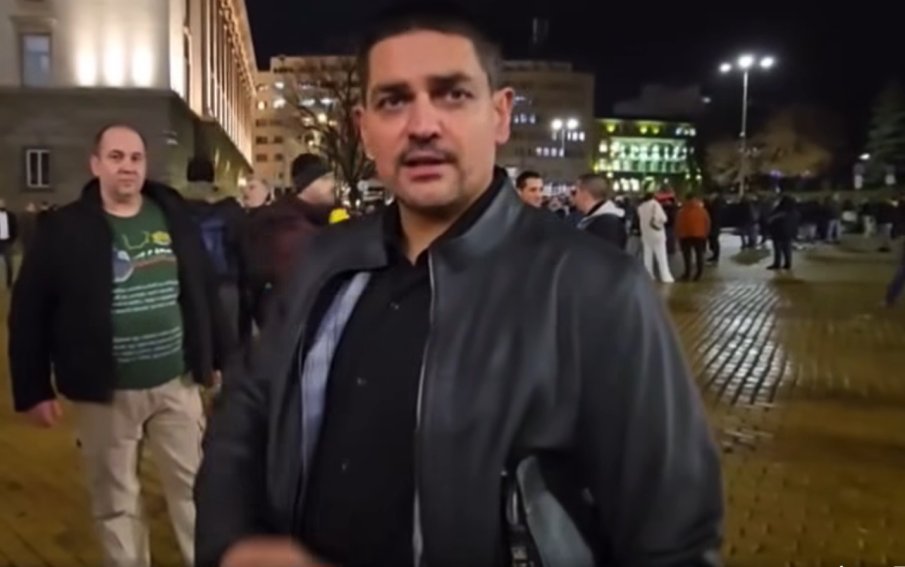 СКАНДАЛНА АГРЕСИЯ! Радостин Василев посегна на журналист и му счупи телефона (ВИДЕО)