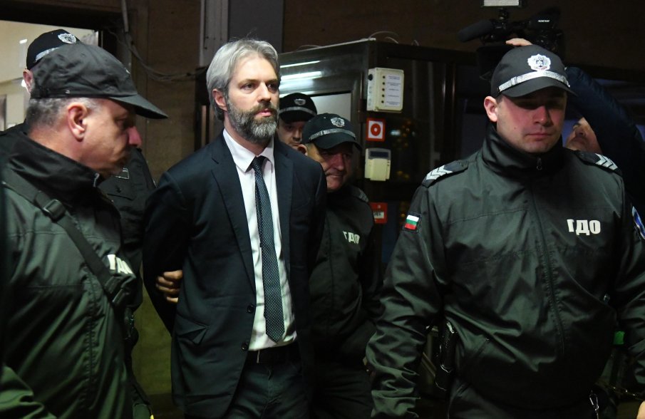 ГЛУПОСТТА МОЖЕ ДА ЛЕТИ: Събраха 200 бона с подаяния за гаранцията на Благомир Коцев, докато баща му къта богатство от прехода