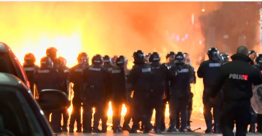 ИЗВЪНРЕДНО! Безредици пред офис на ГЕРБ на бул. Дондуков - пламна огромен пожар (СНИМКИ)