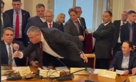 ВИЖТЕ как Асен Василев без малко да изяде боя в парламента (ВИДЕО)