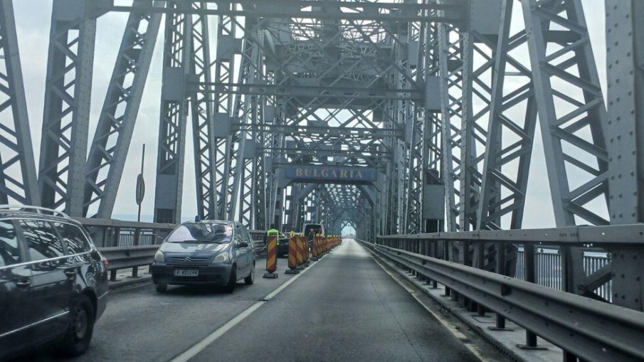 Пускат двупосочно движението по Дунав мост за коледно-новогодишните празници